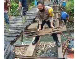 Jembatan Putus Akibat Banjir,Polsek Tanggul Bersama Warga Buat Jembatan