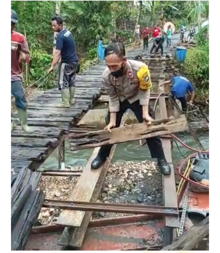 Jembatan Putus Akibat Banjir,Polsek Tanggul Bersama Warga Buat Jembatan