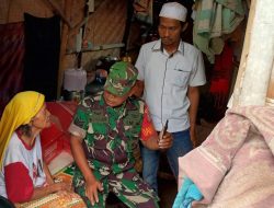 Babinsa Koramil 0111/Pagelaran Bersama Muspika Tinjau Langsung Kondisi Nenek Saimot