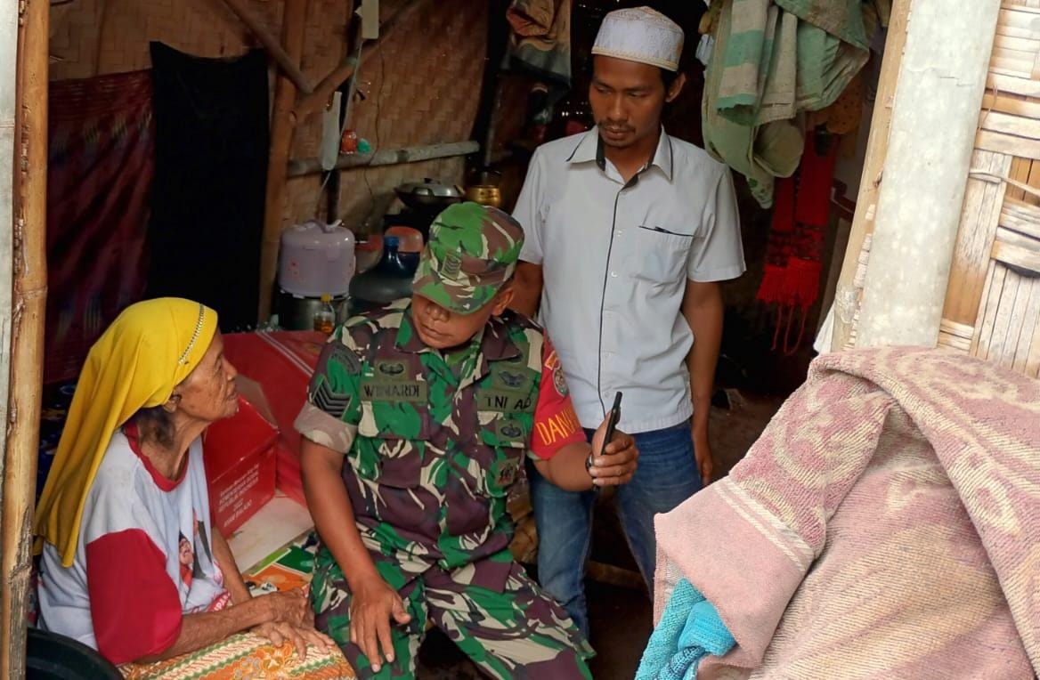 Babinsa Koramil 0111/Pagelaran Bersama Muspika Tinjau Langsung Kondisi Nenek Saimot