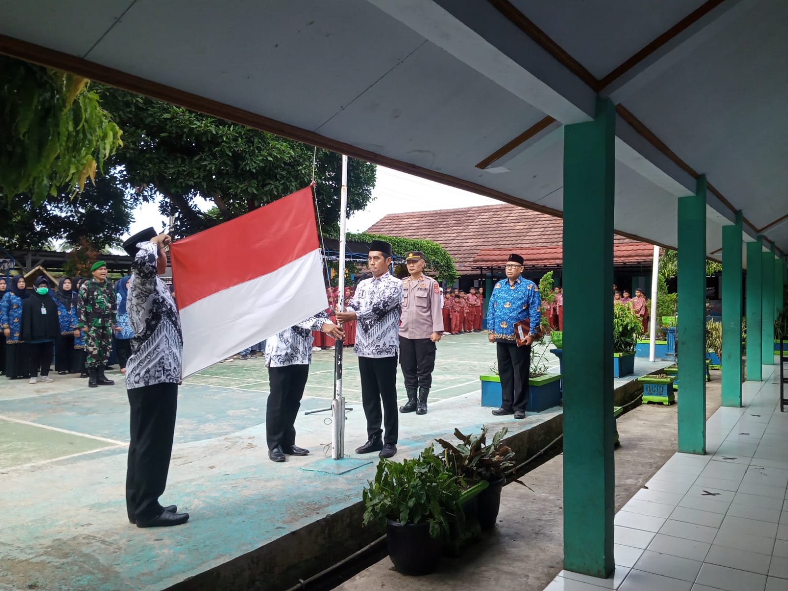 Kapolsek sajira Menghadiri Kegiatan Upacara Hari Pahlawan nasional di Lapangan SDN 1 Sajira Kecamatan Sajira