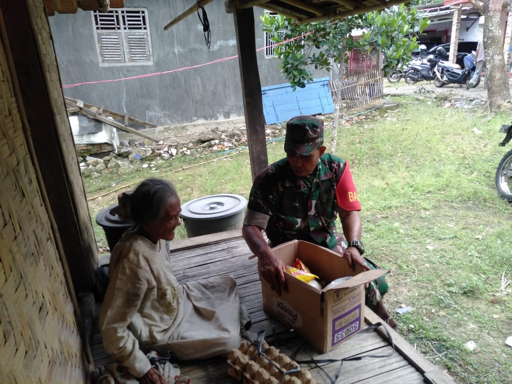 Masuk Dapur Warga, Ini yang dilakukan Sertu Arpan Babinsa Koramil 0113/Cibaliung