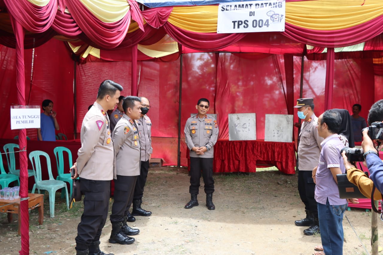 Pastikan Pilkades Aman, Kapolres Lebak dampingi Wakapolda Banten Cek dan Tinjau TPS di Desa Cikatapis