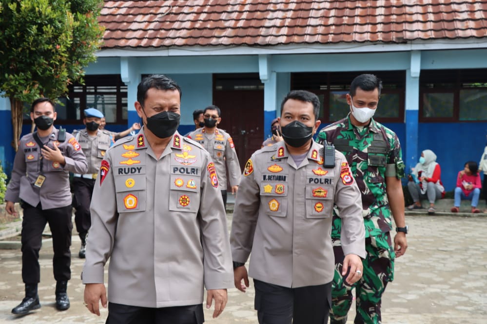 Kapolres Lebak Dampingi Kapolda Banten Tinjau Pelaksanaan Pengamanan Pilkades Lebak