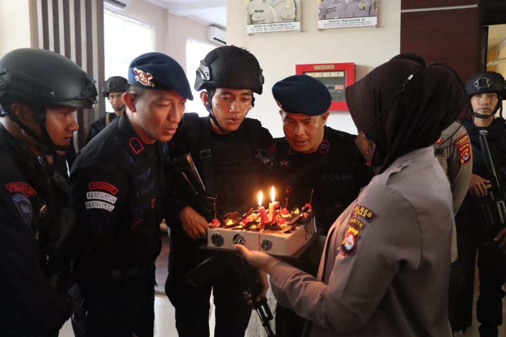 HUT Brimob Polri ke-77, Kapolres Lebak berikan Kejutan kepada Personil BKO Sat Brimobda Banten