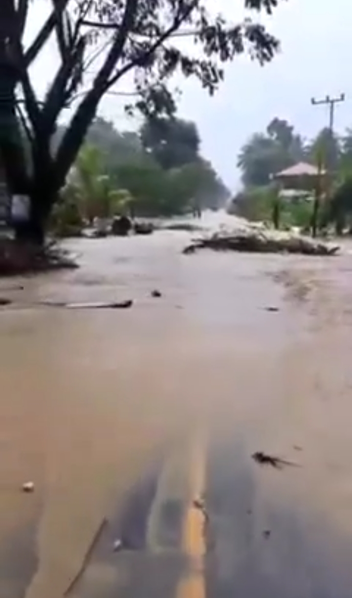 Jalan Penghubung Provinsi Sulawesi Selatan – Sulawesi Barat Lumpuh Total.