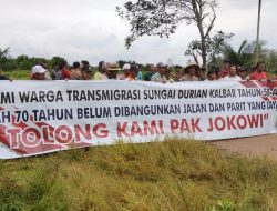 Warga Transmigrasi Sungai Durian Kalbar: Tolong Kami Pak Jokowi, Sudah 70 Tahun Belum di Bangunkan Jalan Dan Parit Yang Layak