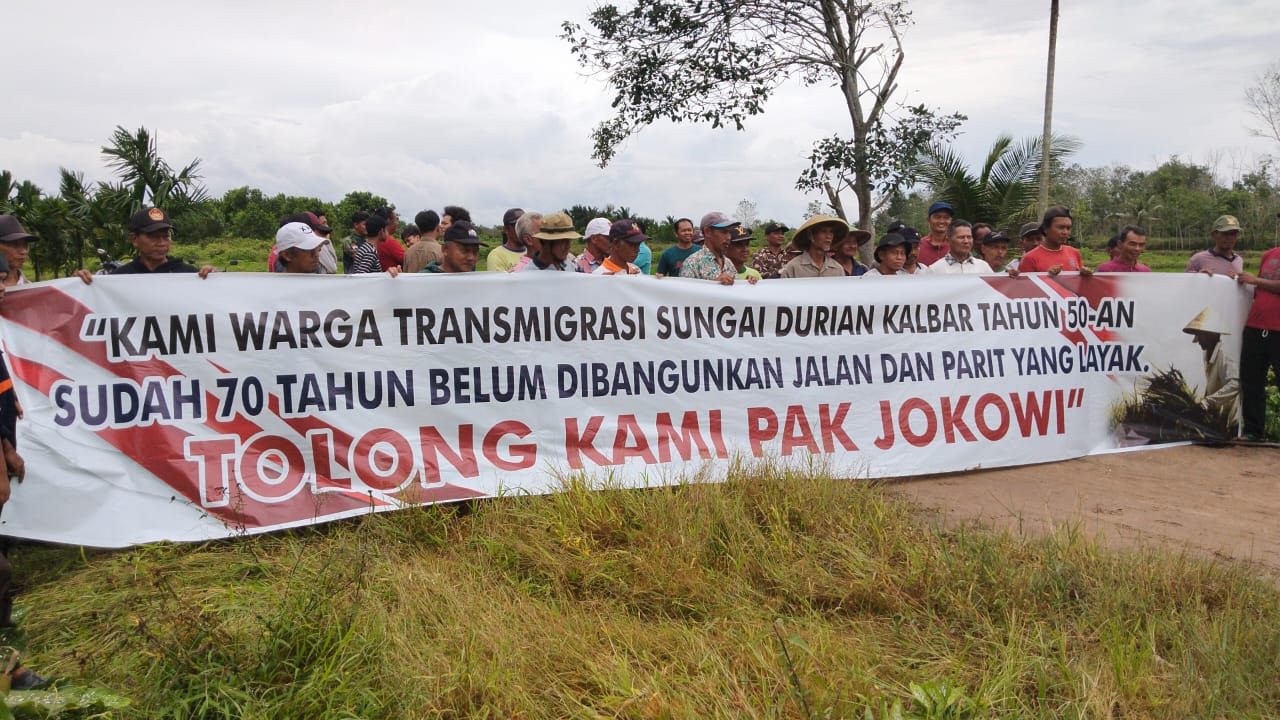 Warga Transmigrasi Sungai Durian Kalbar: Tolong Kami Pak Jokowi, Sudah 70 Tahun Belum di Bangunkan Jalan Dan Parit Yang Layak