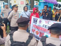 Kapolsek Somba Opu bersama personil amankan jalannya unjuk rasa dari Toddopuli Indonesia Bersatu.