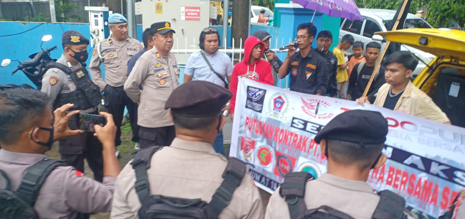 Kapolsek Somba Opu bersama personil amankan jalannya unjuk rasa dari Toddopuli Indonesia Bersatu.