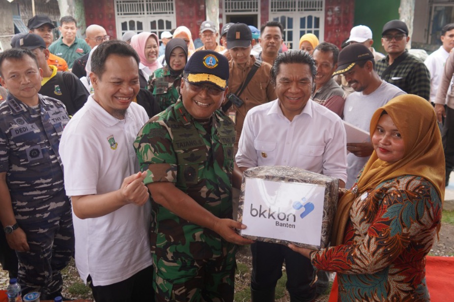 Danrem 064/MY Bersama Pj Gubernur Lakukan Penanganan Stunting dan Penyaluran Bantuan Sosial Di Pulau Terdepan Provinsi Banten