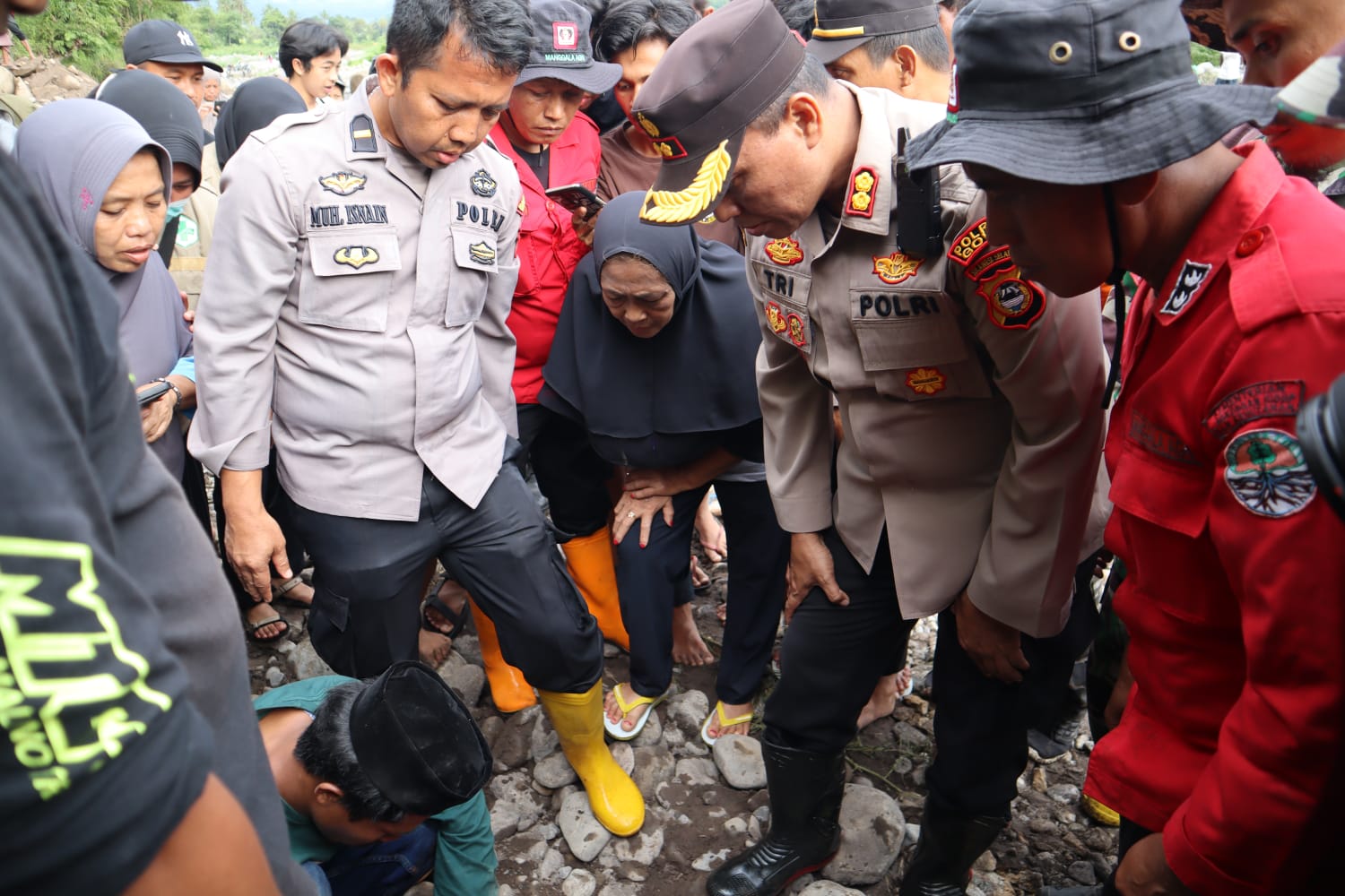 Diduga Serpihan Kepala Korban Tanah Longsor, Sidokkes Polres Gowa Lakukan Visum di RS Bhayangkara