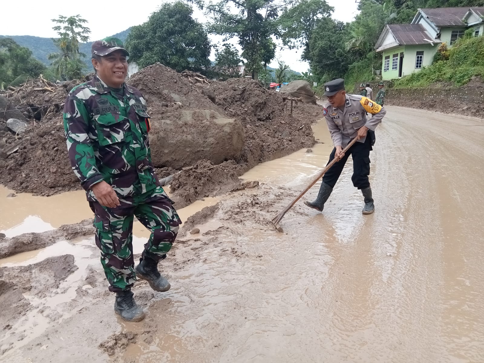 Sinergitas, TNI-Polri di Gowa Bersihkan Material Longsor di Kecamatan Parangloe