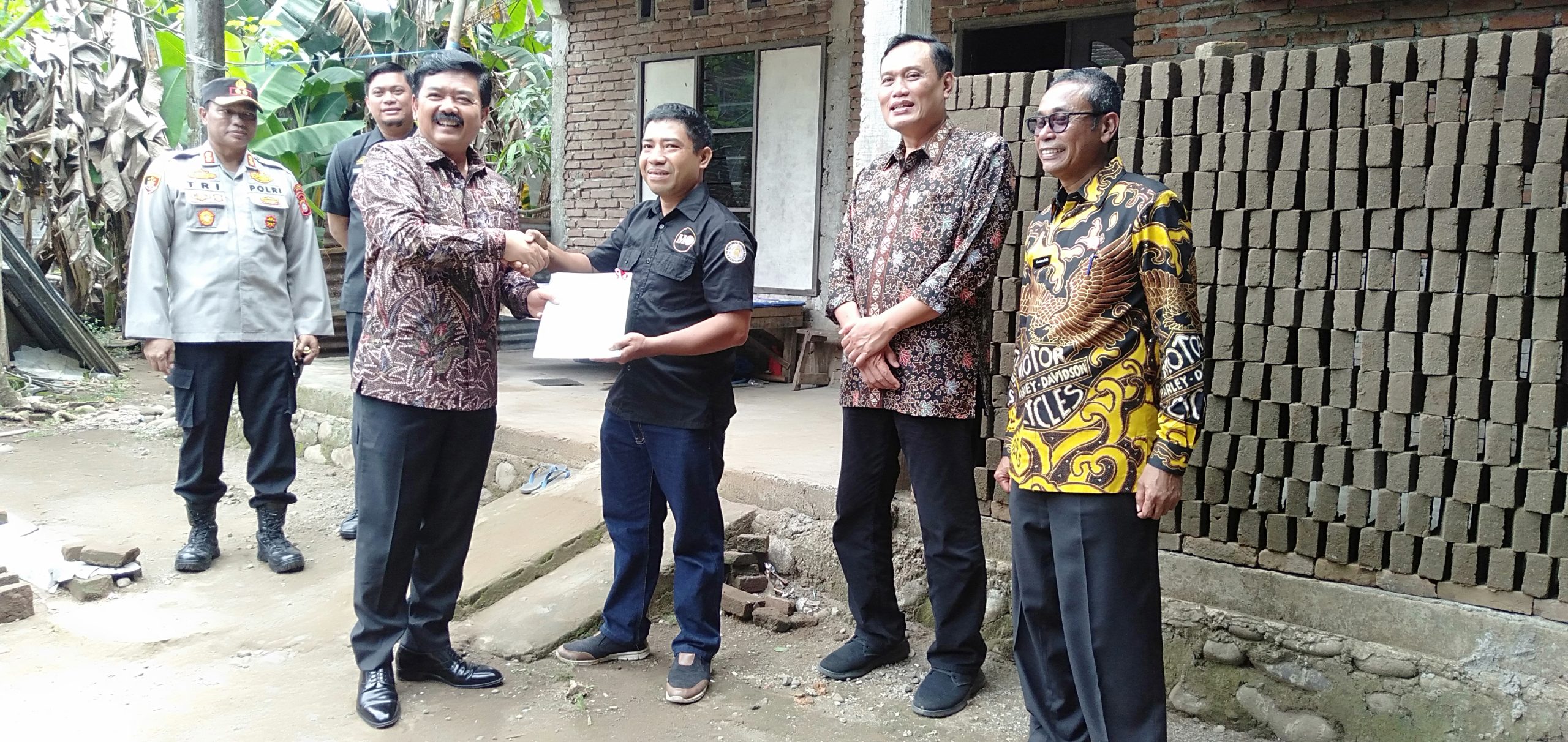 Kapolres Gowa Dampingi Menteri Agraria Tata Ruang (ATR) Bagikan Serifikat Gratis Ke Warga Desa Maccini Baji