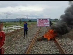 BOSAN DENGAN JANJI, JALUR KERETA API DIBLOKADE WARGA DESA MINASATE’NE –