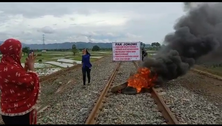 BOSAN DENGAN JANJI, JALUR KERETA API DIBLOKADE WARGA DESA MINASATE’NE –