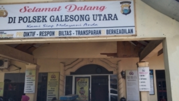 Giat bakti sosial korban bencana alam Personil Polsek Galesong Utara di dampingi Bhayangkari ranting Galut memberikan bantuan