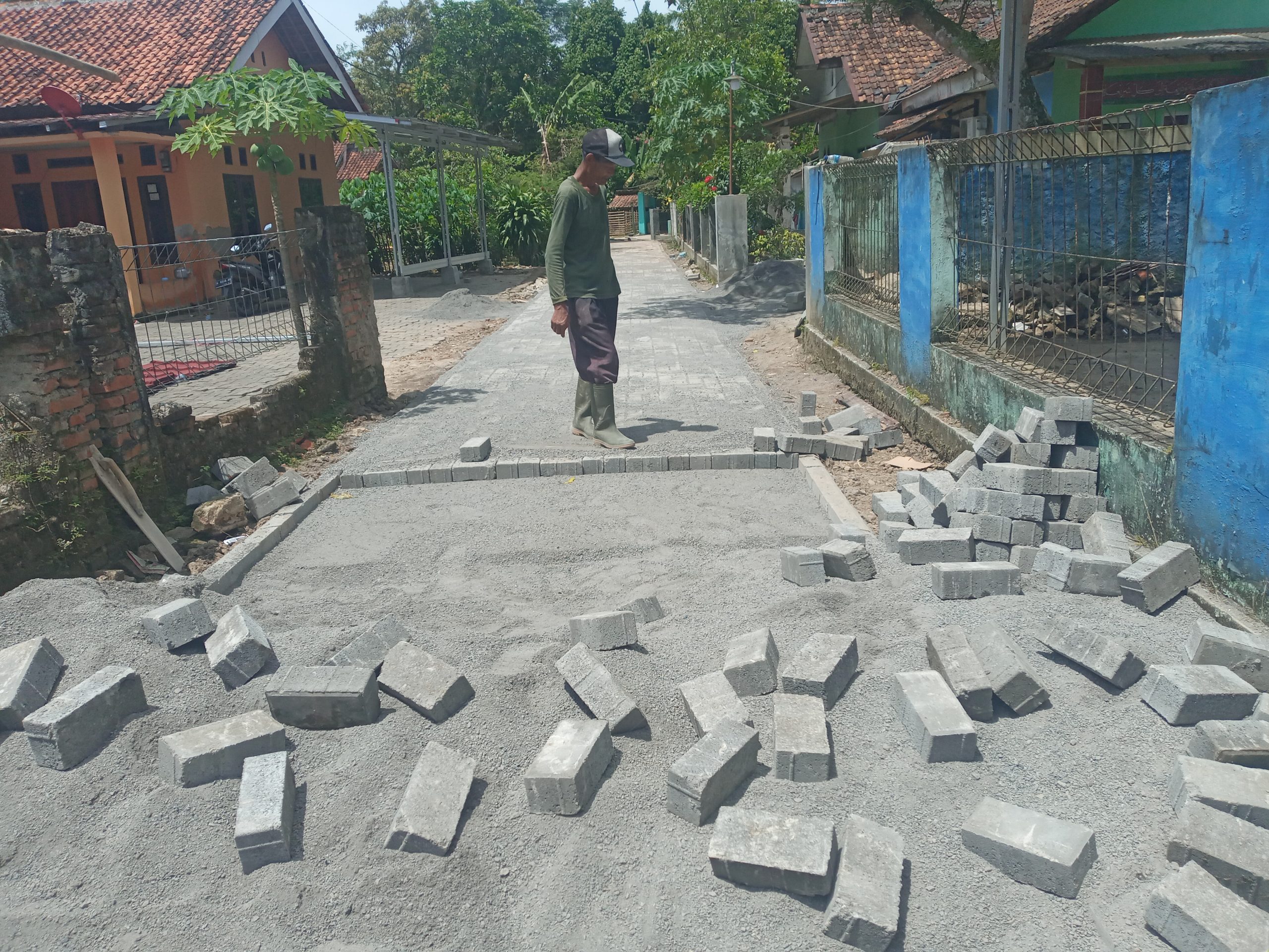 Diduga Sengaja, Proyek Pembangunan Paving Blok Di Desa Pasir Tanjung Tanpa Di Lengkapi Papan Informasi Proyek.