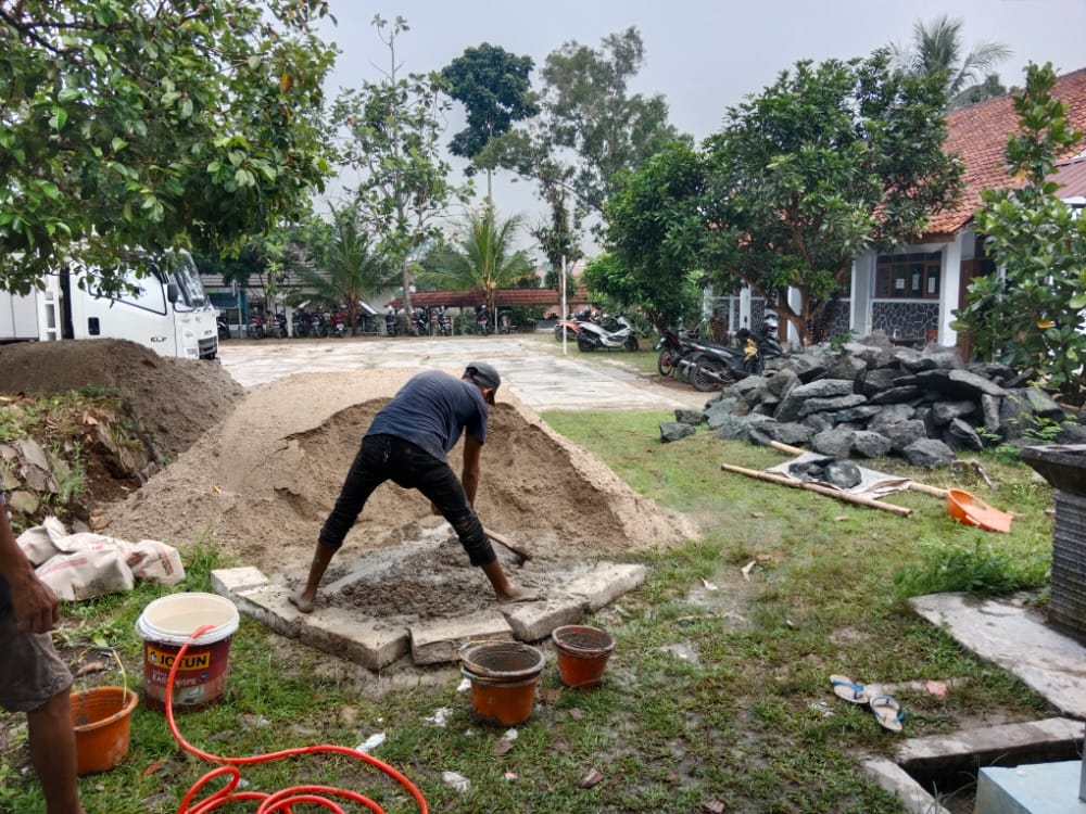 Abaikan APD, Pelaksanaan Pembangunan Penataan Infrastuktur Di SMA 2 Rangkasbitung, Tanpa Dilengkapi Papan Informasi Proyek.