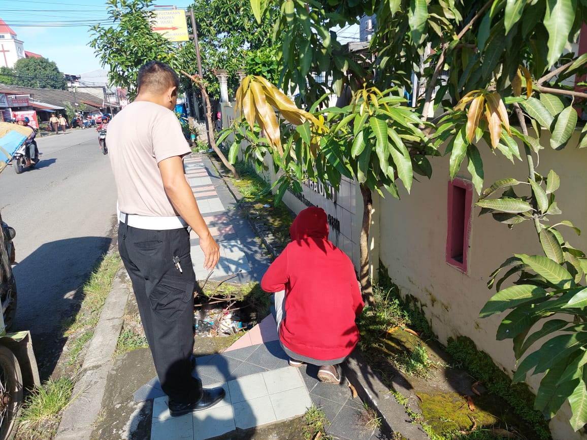 Jaga Kebersihan Mako, Personil Polsek Somba Opu Laksanakan Korvei Bersama.*