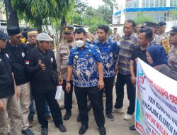 Wakapolsek Somba bersama personil amankan jalannya unjuk rasa.