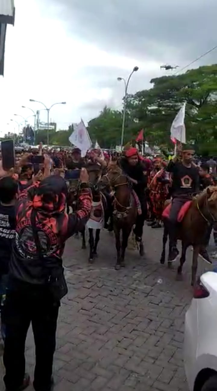 Masyarakat Kabupaten Pangkep Membludak Menyambut Kedatangan Anies Baswedan Yang Dirangkaikan Dengan Gerak Jalan Santai.