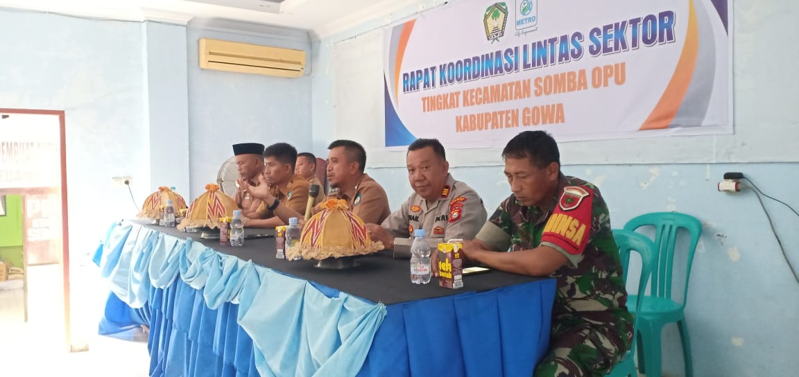 Kapolsek Somba Opu Hadiri rapat koordinasi Lintas Sektoral Kec. Somba Opu.*