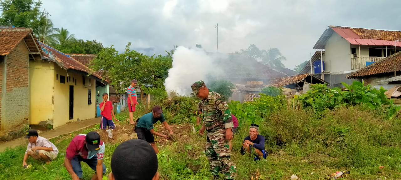 Bangkitkan Budaya Gotong Royong, Babinsa Koramil 0102/Cadasari Jumsih Bersama Warga