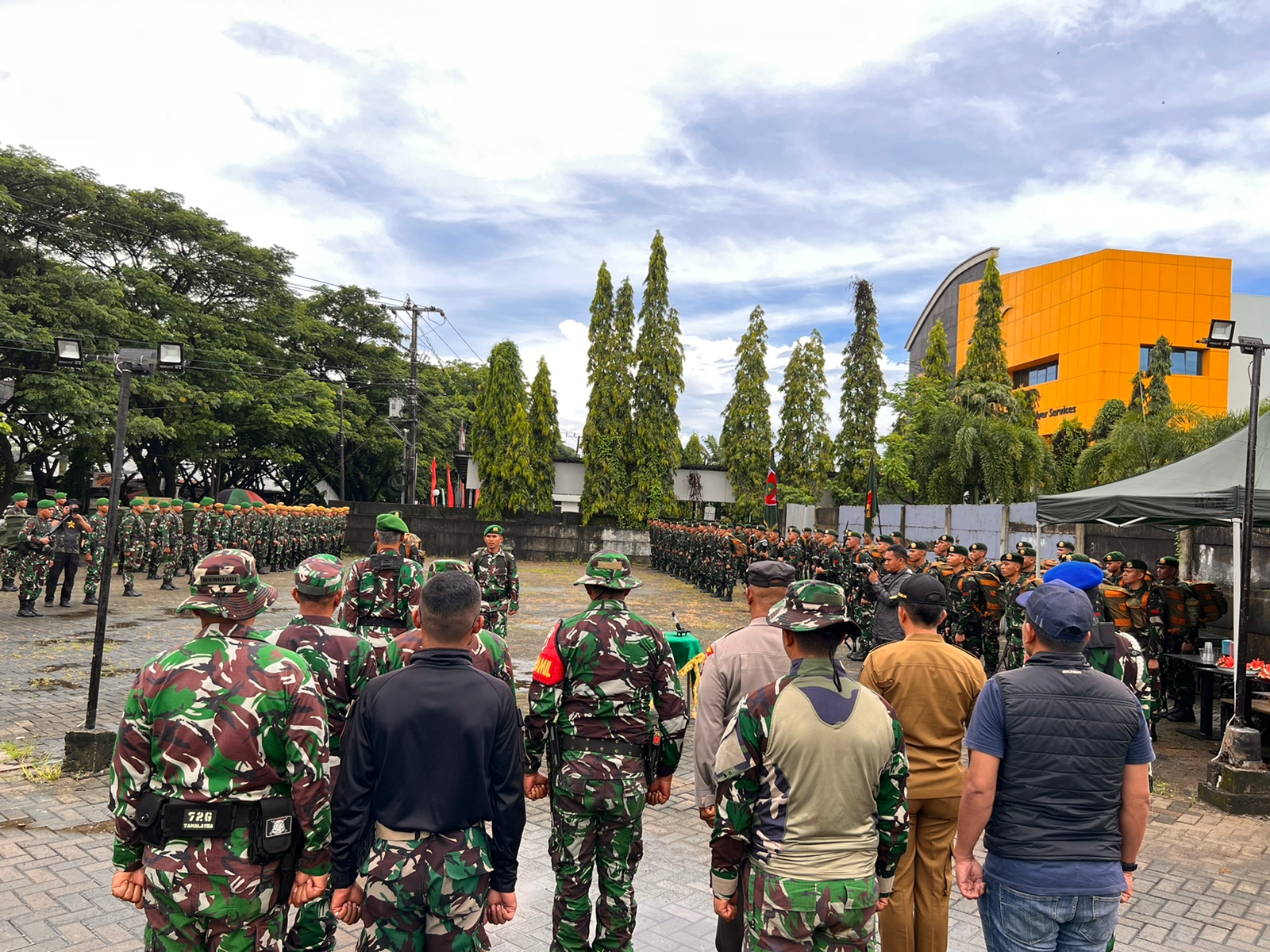 Waka Polsek Somba Opu bersama TRIPIKA Hadiri pelepasan anggota Ton ranting yang berjalan kaki.*