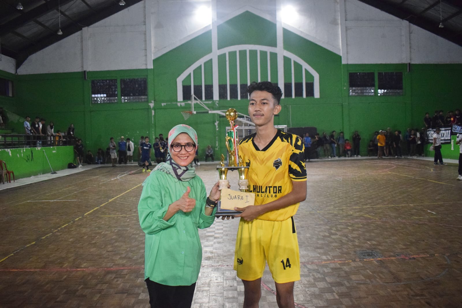 Bupati Lebak Serahkan Piala Turnamen Futsal SMA/SMK Se-Kabupaten Lebak