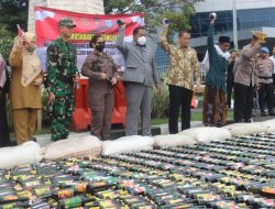 Dandim 0601/Pandeglang, Saksikan Pemusnahan Ribuan Botol Miras