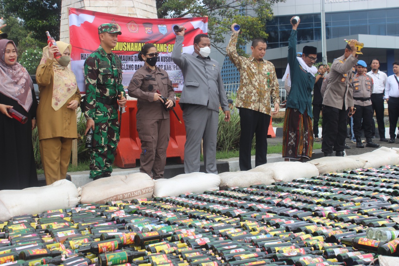 Dandim 0601/Pandeglang, Saksikan Pemusnahan Ribuan Botol Miras