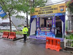 Meski Hujan, Seorang Personel Polwan Polres Gowa Turun Lakukan Gatur Lalin dan Sampaikan Himbauan