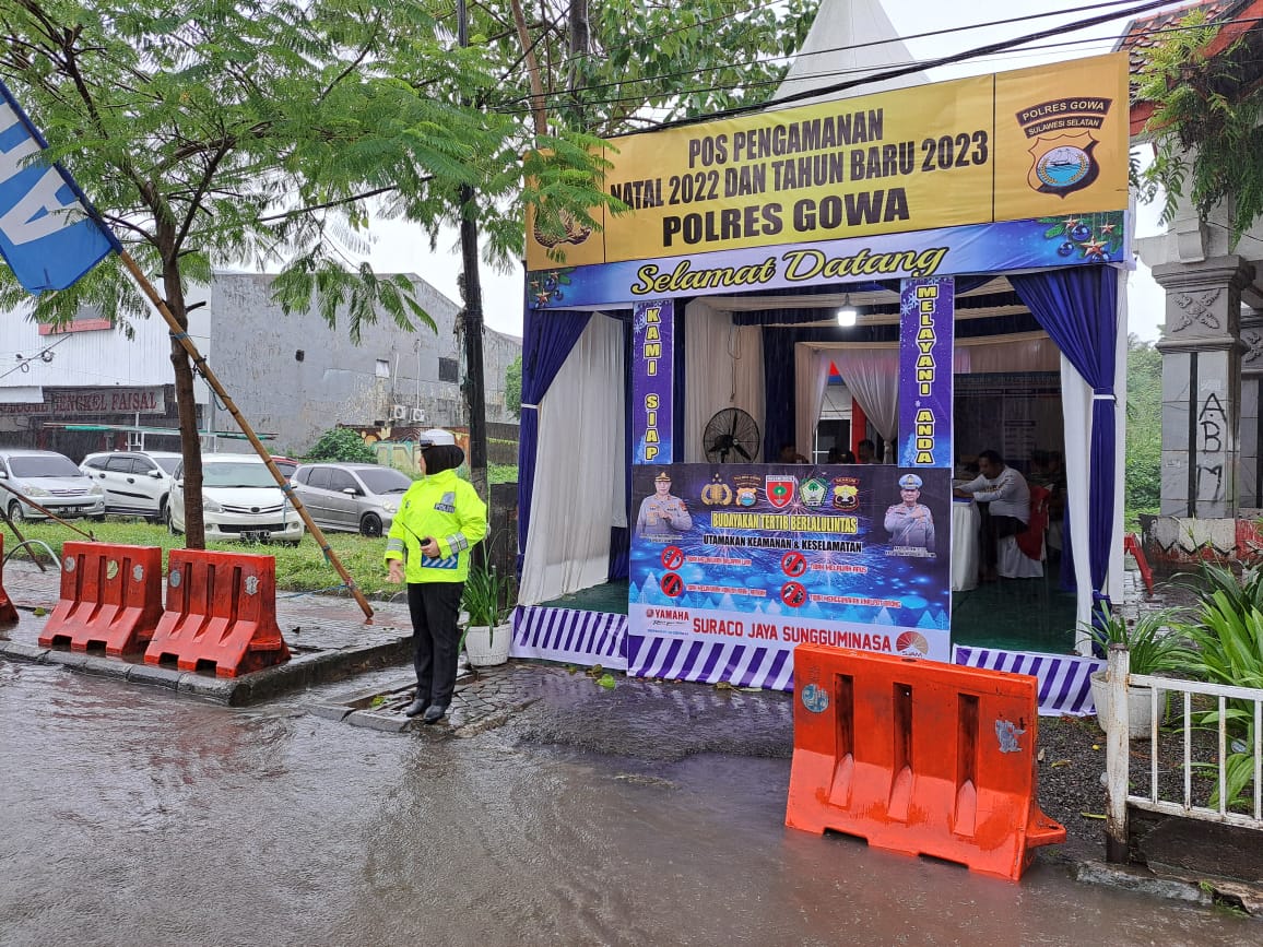 Meski Hujan, Seorang Personel Polwan Polres Gowa Turun Lakukan Gatur Lalin dan Sampaikan Himbauan