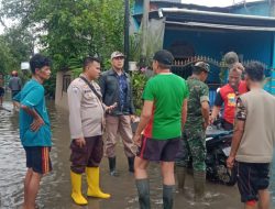 Kabag Ops Polres Gowa Pimpin Personil Bantu Evakuasi Warga Terdampak Banjir