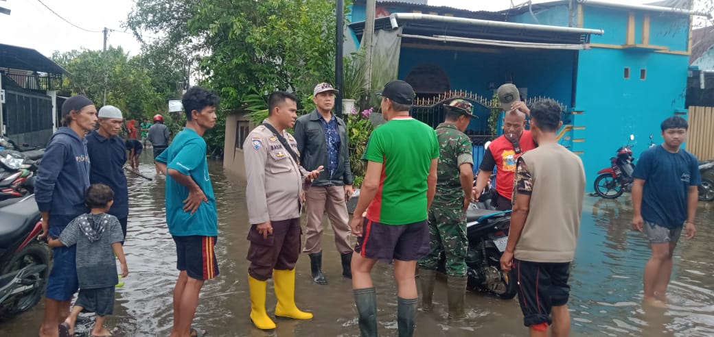 Kabag Ops Polres Gowa Pimpin Personil Bantu Evakuasi Warga Terdampak Banjir