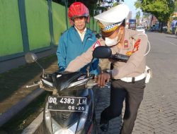 Bantu pengendara sepeda motor mogok ini yang dilakukan Kanit Turjagwali satlantas Polres Gowa