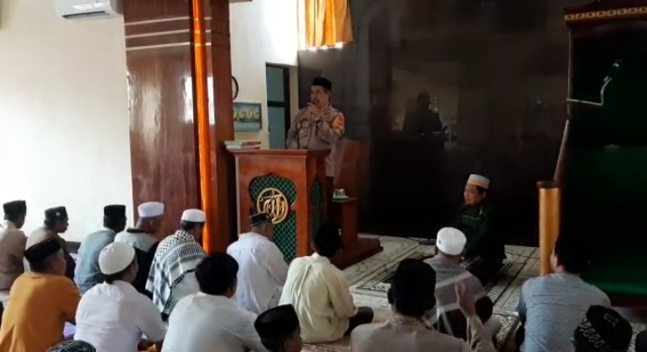 Giat Kapolsek Iptu Amiruddin Conde S,.Pd dalam ceramah safari sholat Jumat Pencerahan pencegahan aksi kriminal di masyarakat