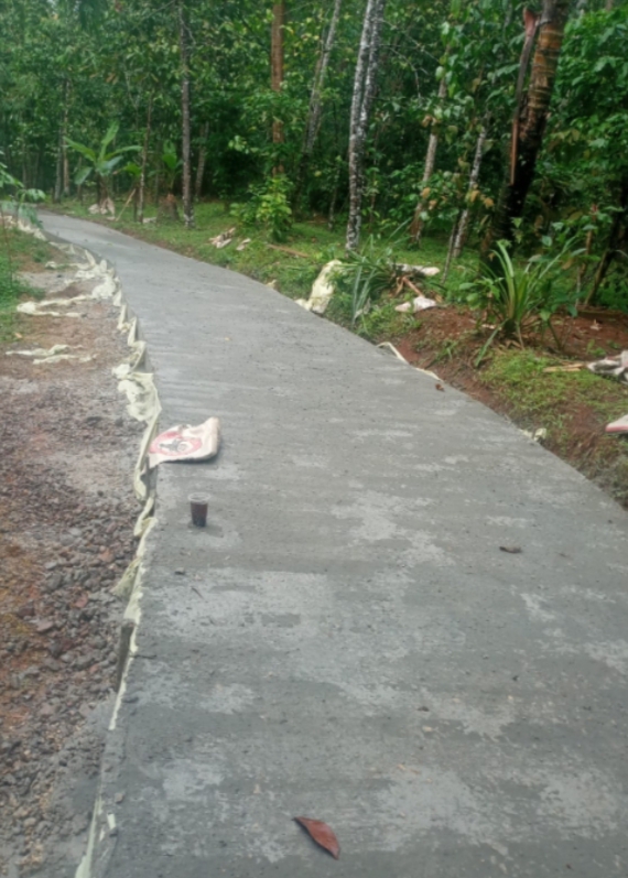 DESA SINDANGHEULA SEDANG MELAKSANAKAN KEGIATAN RABAT BETON, SECARA SWAKELOLA