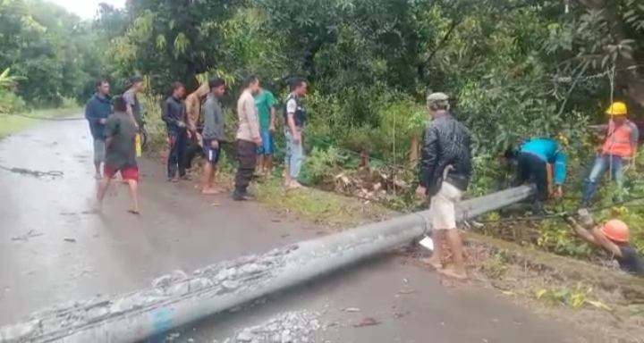 Cuaca Ekstrem Menghantam Kecamatan Bissappu Mengakibatkan Tiang listrik Sampai Roboh