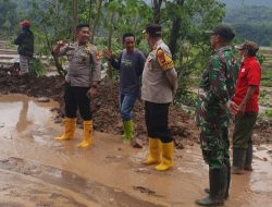 Respon Cepat, Kapolres Gowa Berbaur Dengan Team Evakuasi  Datangi Tanah Longsor di Parangloe