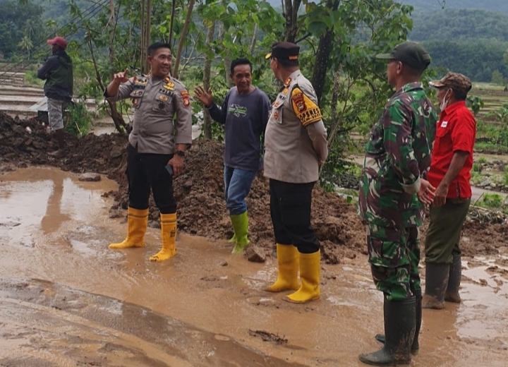 Respon Cepat, Kapolres Gowa Berbaur Dengan Team Evakuasi  Datangi Tanah Longsor di Parangloe