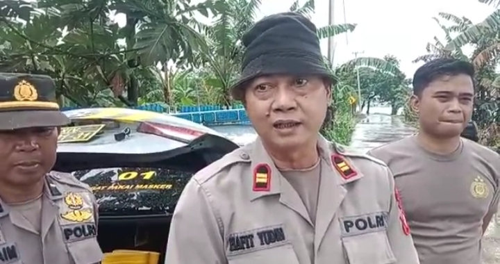 cuaca ekstrem tak meghalau Kapolsek Bonto marannu yang tetap semgat hadir bersama personil berbaur dalam memangkas pohon tumbang