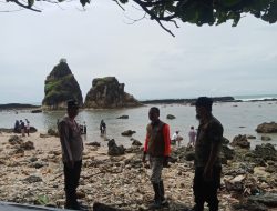 Pantau Langsung Wisatawan Personel Polsek Bayah Polres Lebak Selaku Anggota Pospam Wisata Sawarna Laksanakan Patroli Area Wisata