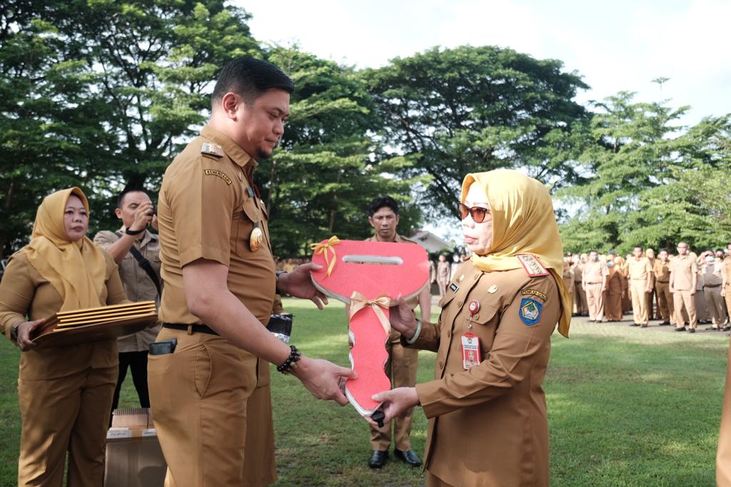 Awali Tahun Dengan Prestasi, Adnan Serahkan Penghargaan Kepada 34 Kepala Desa di Gowa