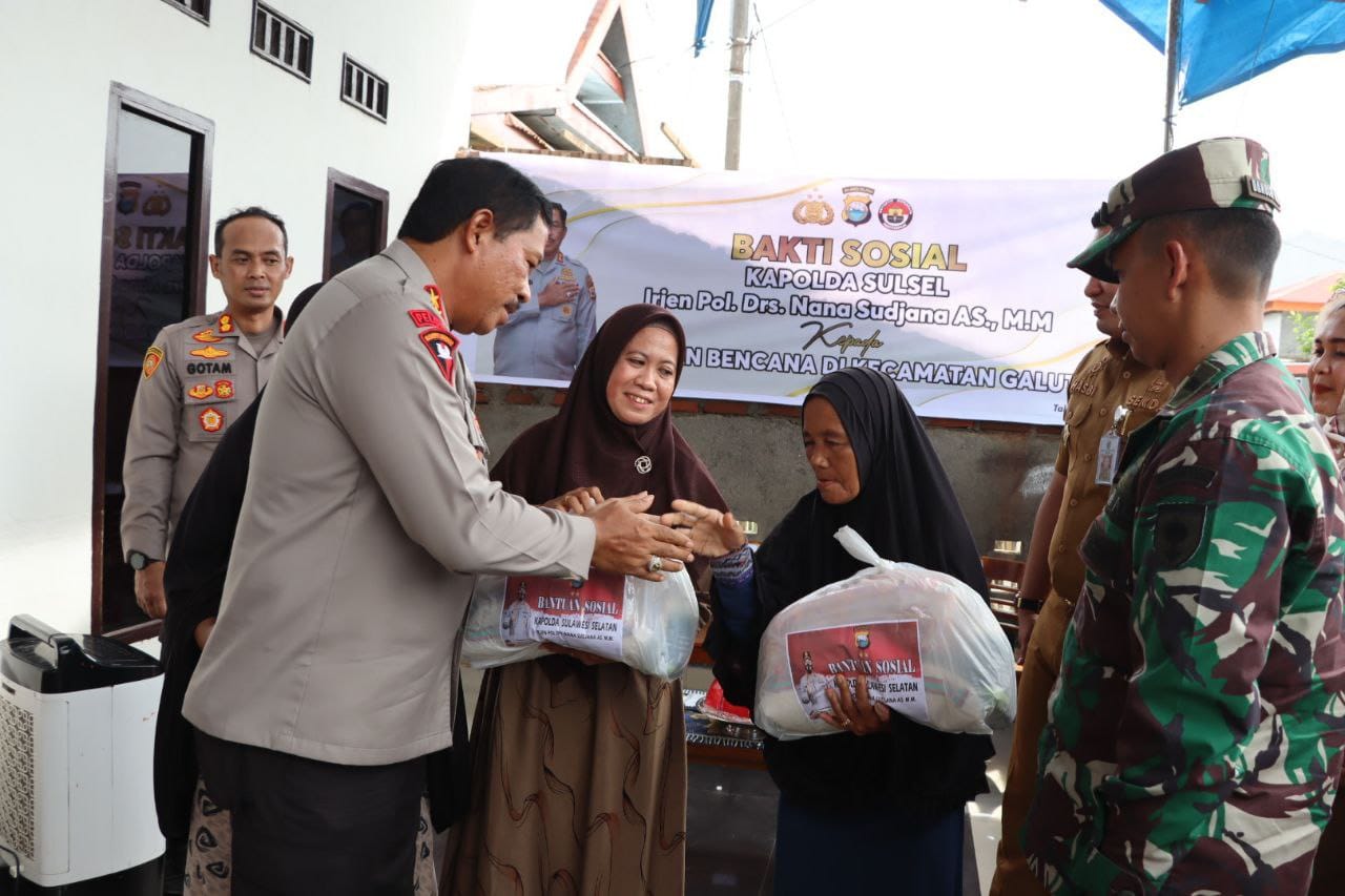 Kunjungi Lokasi Bencana, Kapolda Sulsel Serahkan 300 Paket Sembako