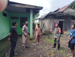 Respon Cepat, Bhabinkamtibmas dan Babinsa Datangi Rumah Warga Tertimpa Bencana