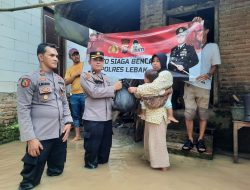 Polres Lebak Polda Banten Memberikan Bantuan Kepada Masyarakat Yang terdampak Banjir Di Desa Margajaya Cimarga