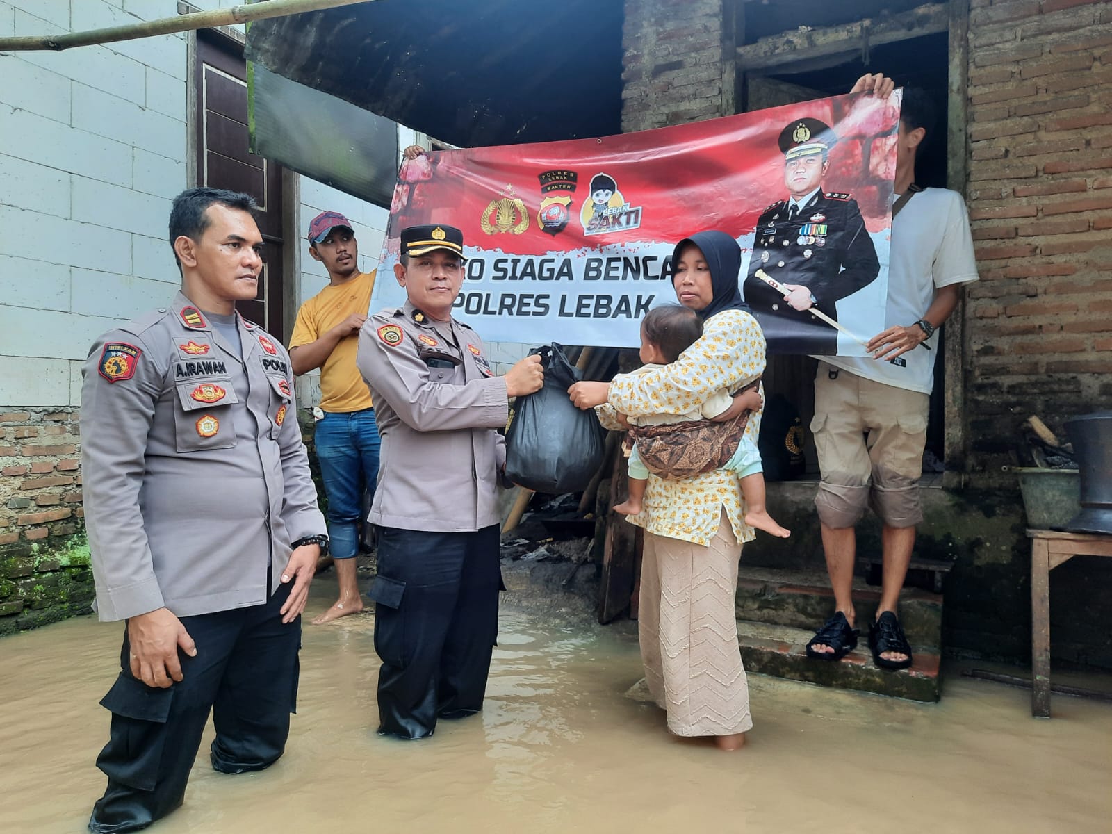 Polres Lebak Polda Banten Memberikan Bantuan Kepada Masyarakat Yang terdampak Banjir Di Desa Margajaya Cimarga