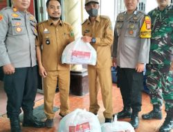 Kapolsek Serahkan Ratusan Paket Sembako Bantuan Kapolda Sulsel Kepada Pemerintah Kecamatan Galut